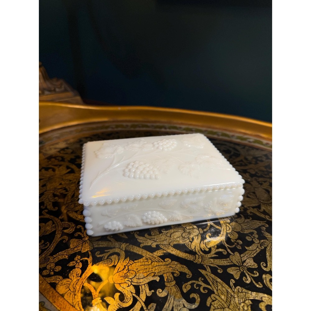 Vintage Westmoreland Paneled‎ Grape Milk Glass Trinket Box
